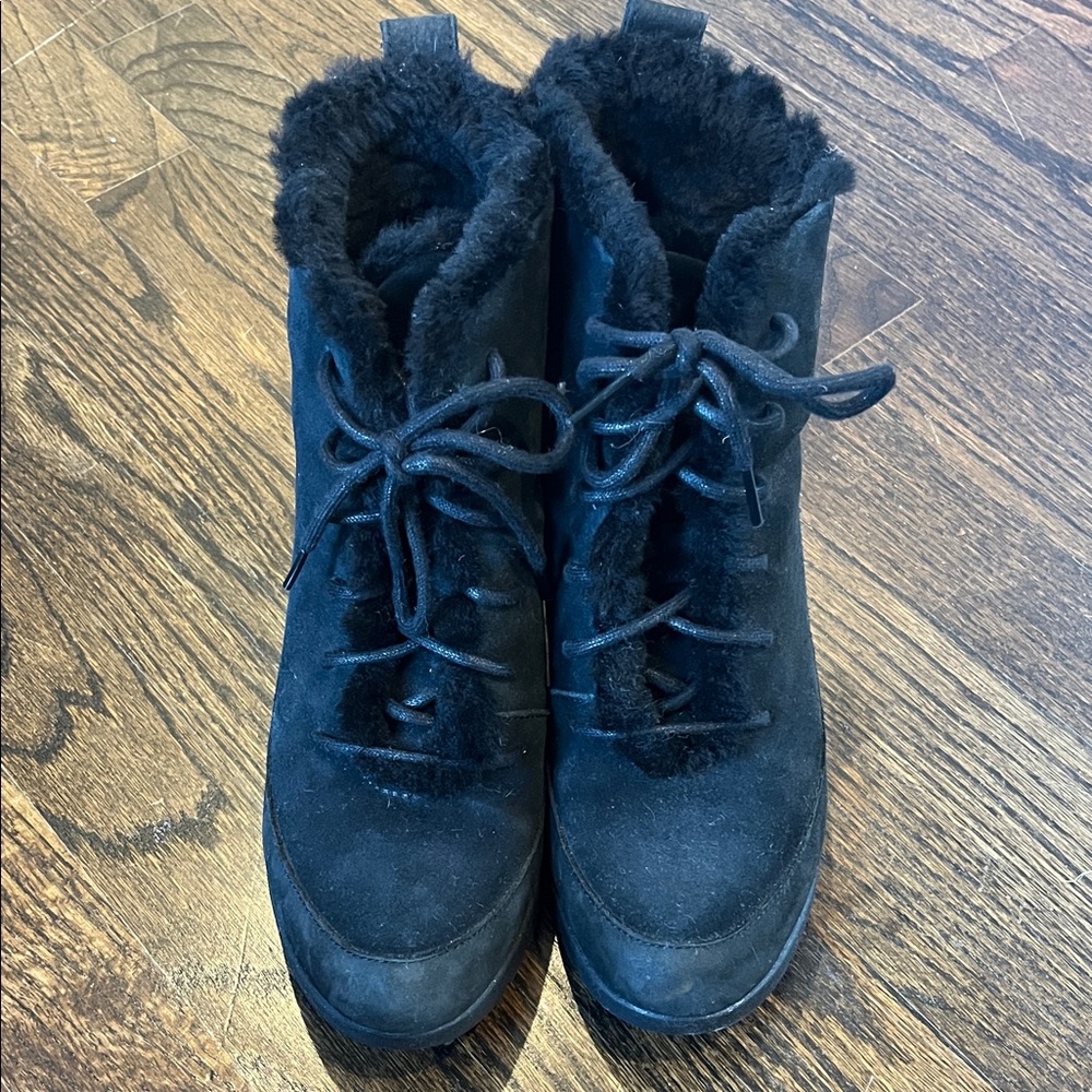 Women's UGG Black Fur-Lined wedge ankle Boot bootie, size 8